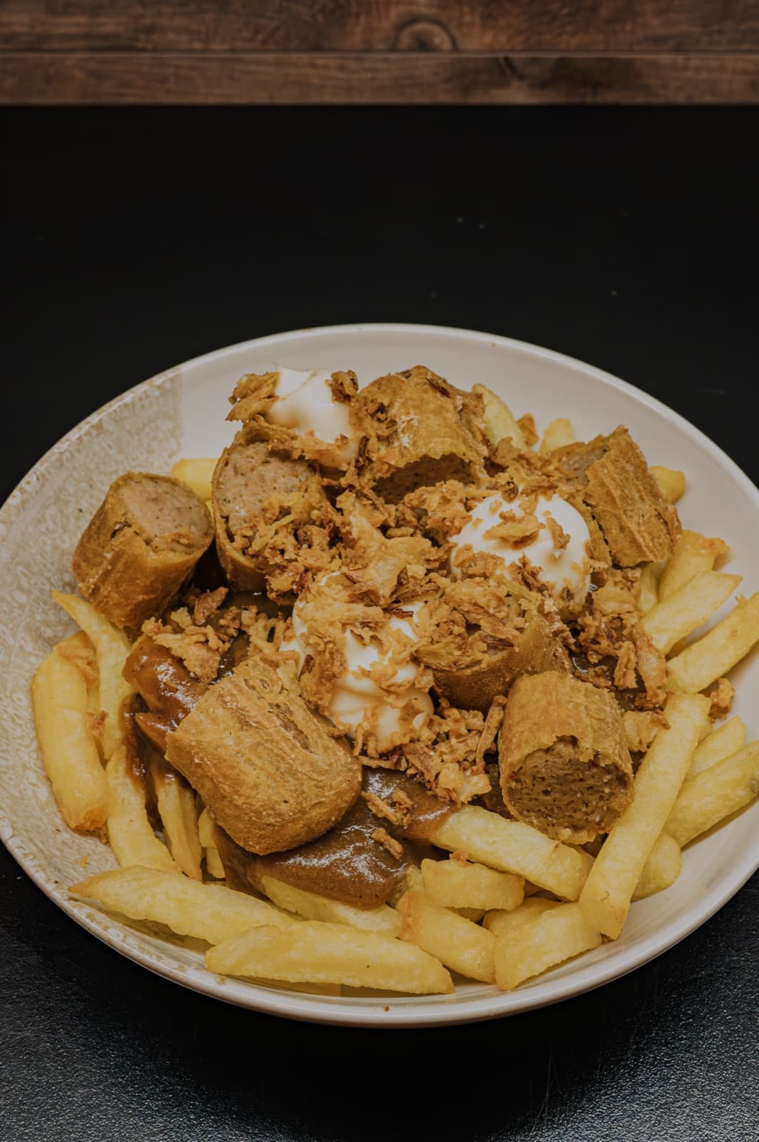 Loaded fries met saus en krokante uitjes bij Frituur Frinesse